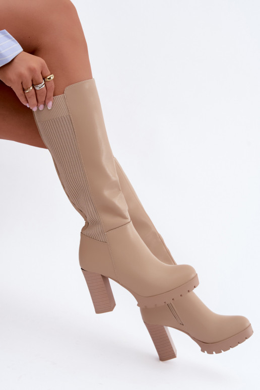Sandfarbene isolierte lange Stiefel mit Absatz Hespera