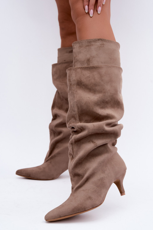 Warmen kniehohe Stiefel mit Rüschen und Absatz in Sandfarbe Oriellea