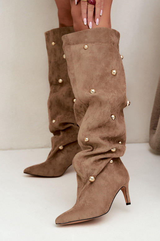 Schlüpfstiefel mit dünnen Absätzen und kunstvollen Details in Sandfarbe Beladine