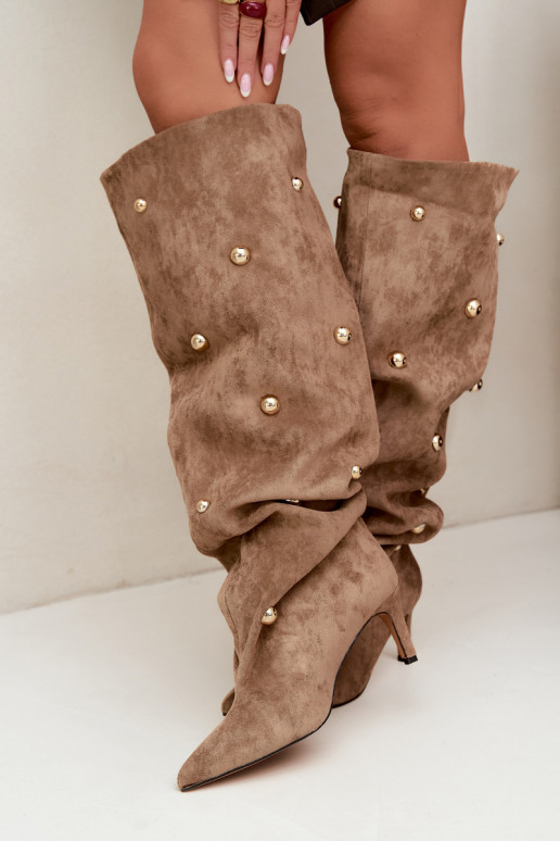 Schlüpfstiefel mit dünnen Absätzen und kunstvollen Details in Sandfarbe Beladine