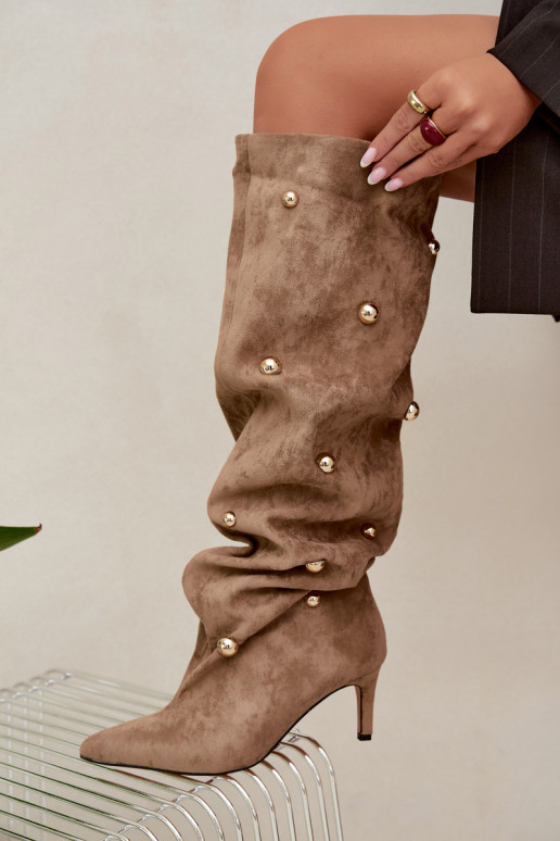 Schlüpfstiefel mit dünnen Absätzen und kunstvollen Details in Sandfarbe Beladine