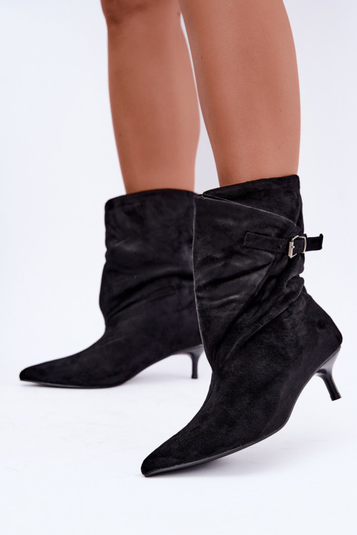 Isolierte Tiselle Stiefeletten mit Absätzen und Schnallen in Schwarz