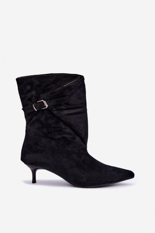 Isolierte Tiselle Stiefeletten mit Absätzen und Schnallen in Schwarz