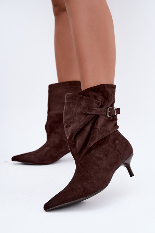 Isolierte Tiselle Stiefeletten mit Absätzen und Schnallen in Braun