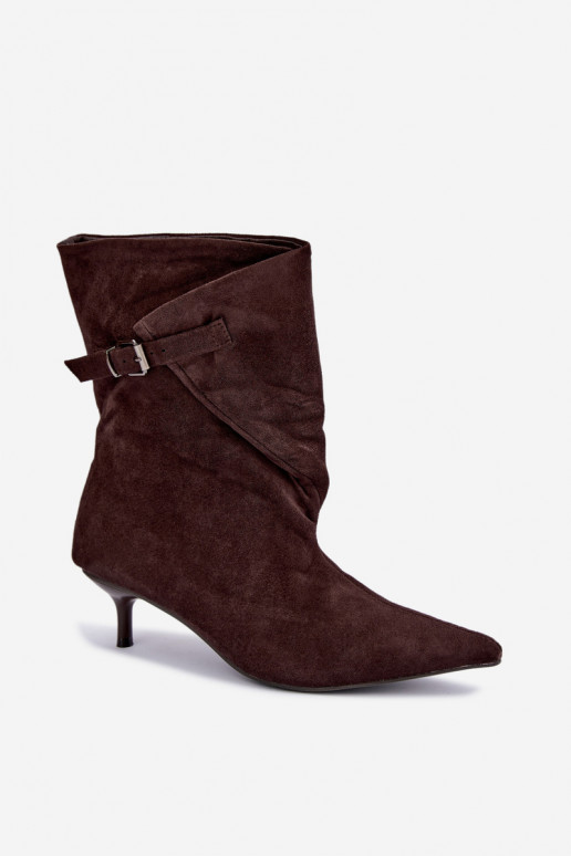 Isolierte Tiselle Stiefeletten mit Absätzen und Schnallen in Braun