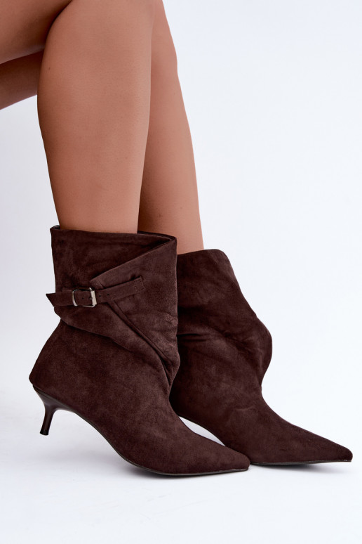 Isolierte Tiselle Stiefeletten mit Absätzen und Schnallen in Braun