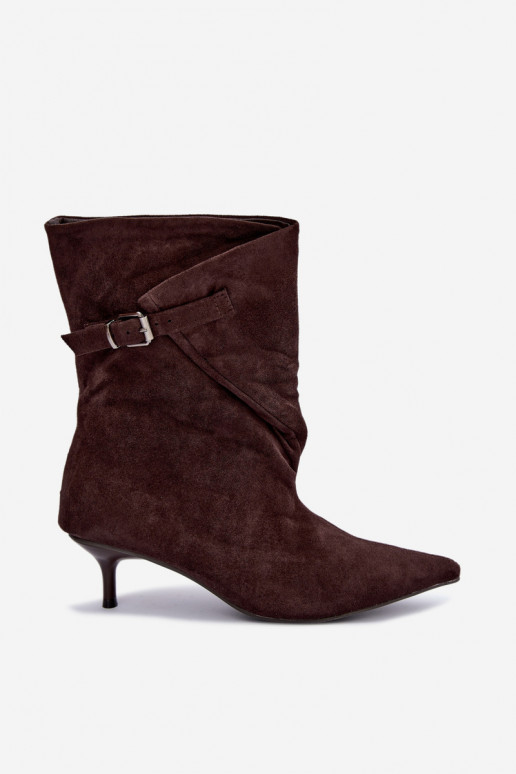Isolierte Tiselle Stiefeletten mit Absätzen und Schnallen in Braun