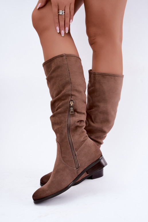 Geknautschte gefütterte Stiefel über dem Knie mit breitem Absatz in sandfarben Vinceza 58669
