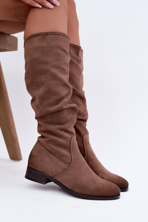 Geknautschte gefütterte Stiefel über dem Knie mit breitem Absatz in sandfarben Vinceza 58669