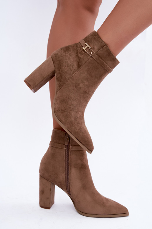 Stiefeletten mit Absatz und dekorativen Riemen in Sandfarbe Preselle