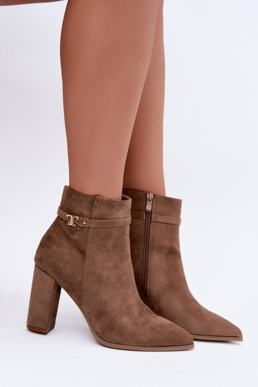 Stiefeletten mit Absatz und dekorativen Riemen in Sandfarbe Preselle