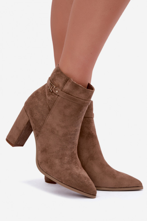 Stiefeletten mit Absatz und dekorativen Riemen in Sandfarbe Preselle