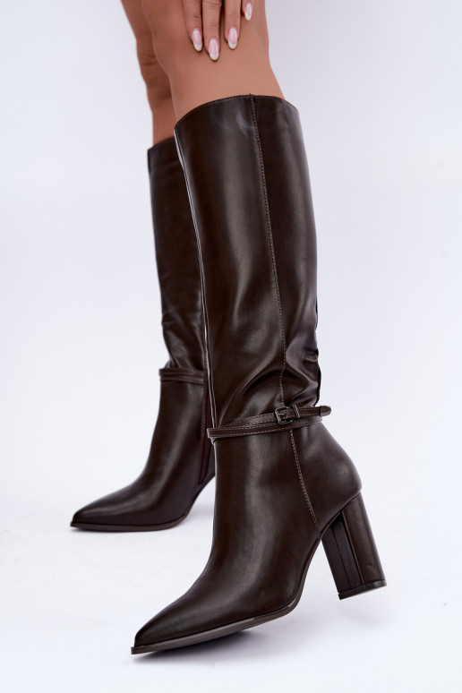 Isolierte kniehohe Stiefel mit Absatz und Riemen in Schokoladenfarbe Abriselle