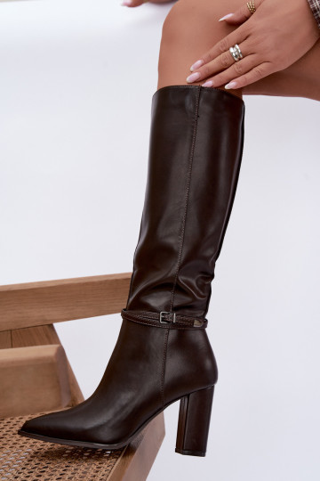 Isolierte kniehohe Stiefel mit Absatz und Riemen in Schokoladenfarbe Abriselle 2