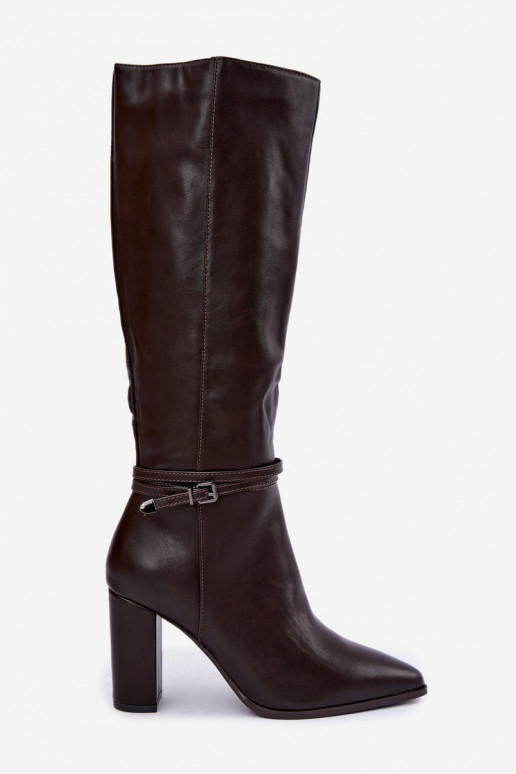Isolierte kniehohe Stiefel mit Absatz und Riemen in Schokoladenfarbe Abriselle