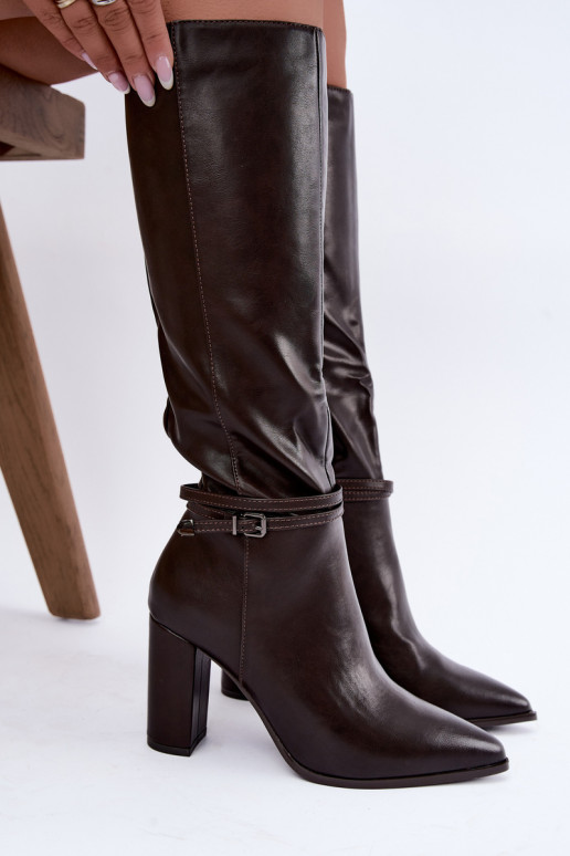 Isolierte kniehohe Stiefel mit Absatz und Riemen in Schokoladenfarbe Abriselle