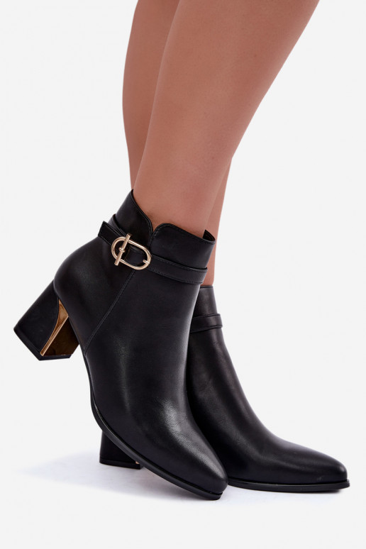 Damen Stiefeletten mit dekorativen Riemen und Schnallen in Schwarz Kordelia