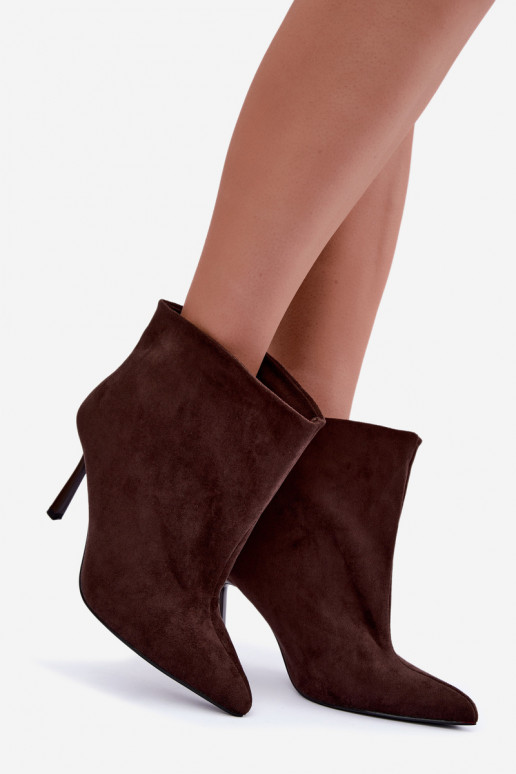 Schokoladenfarbene Slip-On Stiefeletten mit dünnen Absätzen Kamea