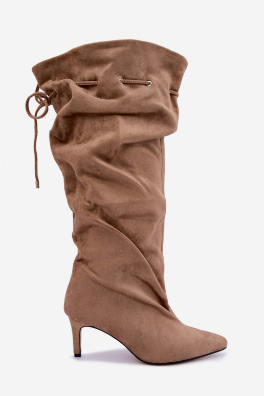 Gefütterte Slip-On Stiefel bis zum Knie mit dünnen Absätzen und stilvollen Details in Sandfarbe Tivel