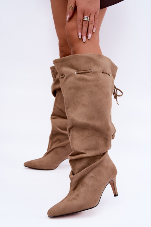 Gefütterte Slip-On Stiefel bis zum Knie mit dünnen Absätzen und stilvollen Details in Sandfarbe Tivel