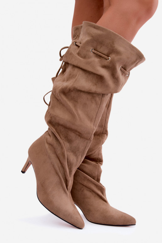 Gefütterte Slip-On Stiefel bis zum Knie mit dünnen Absätzen und stilvollen Details in Sandfarbe Tivel