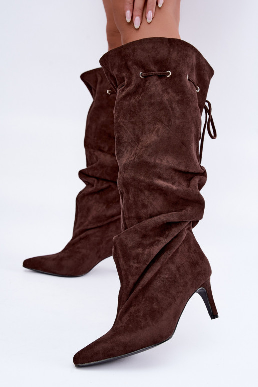wärmende Stiefel zum Hineinschlüpfen bis zum Knie mit dünnen Absätzen und stilvollen Details in Schokoladenfarbe Tivelle