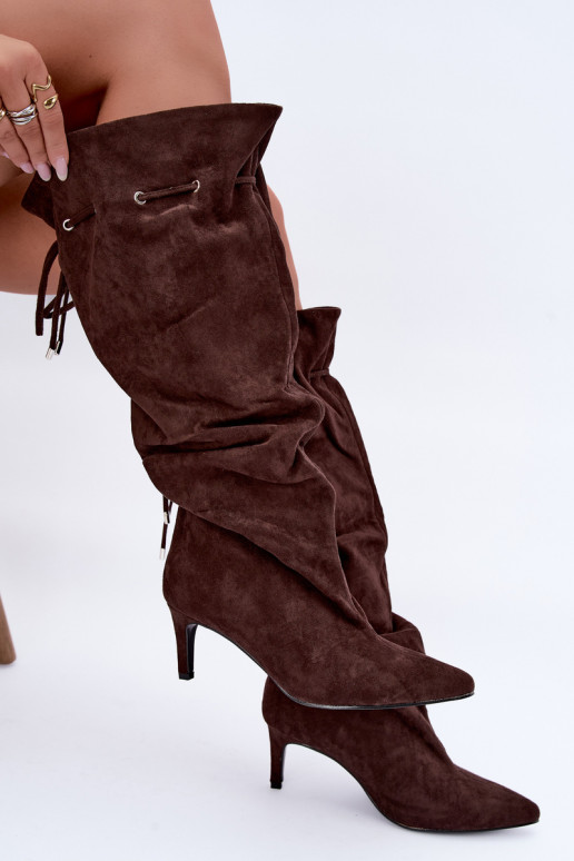 wärmende Stiefel zum Hineinschlüpfen bis zum Knie mit dünnen Absätzen und stilvollen Details in Schokoladenfarbe Tivelle