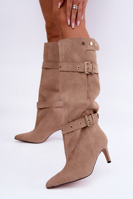 Schlüpfschuh-Stiefel bis zum Knie mit dünnen Absätzen, Riemen und Schnallen in sandfarbener Farbe Isabeau