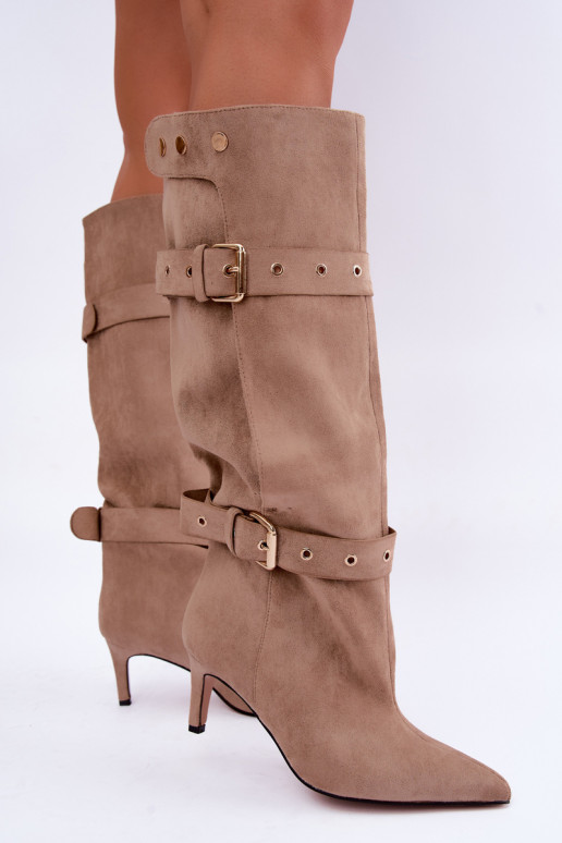 Schlüpfschuh-Stiefel bis zum Knie mit dünnen Absätzen, Riemen und Schnallen in sandfarbener Farbe Isabeau