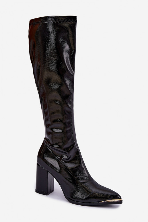 Knöchelhohe Stiefel mit Absatz und Lackeffekt in schwarzer Isetta