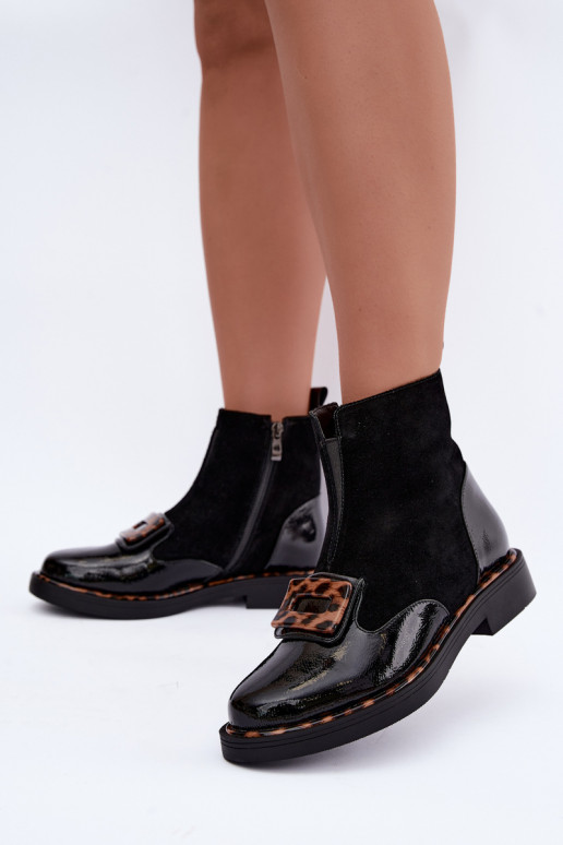 Schwarze Velourslederstiefel mit dekorativer Schnalle