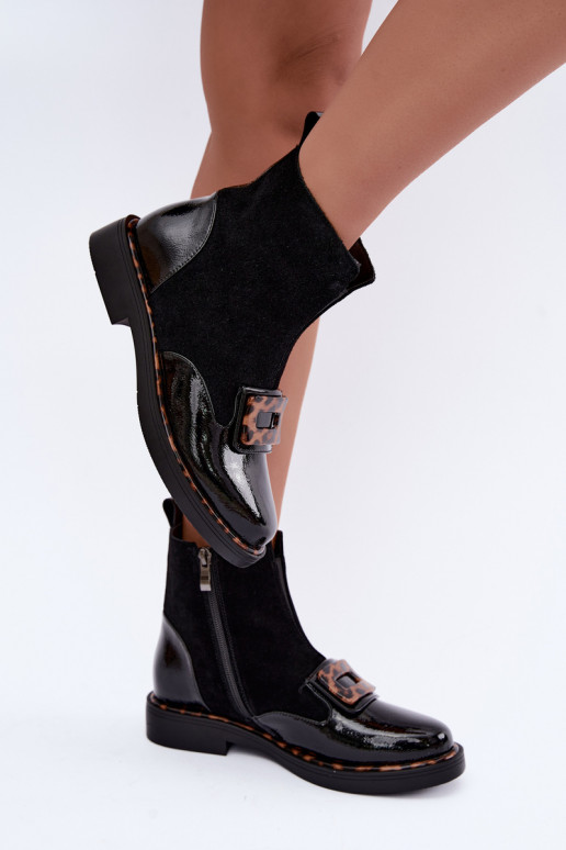 Schwarze Velourslederstiefel mit dekorativer Schnalle