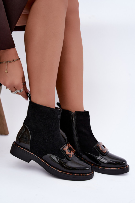 Schwarze Velourslederstiefel mit dekorativer Schnalle