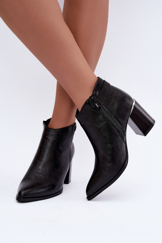 Wärmende schwarze Stiefeletten mit Absatz und dekorativen Riemen Irmelle