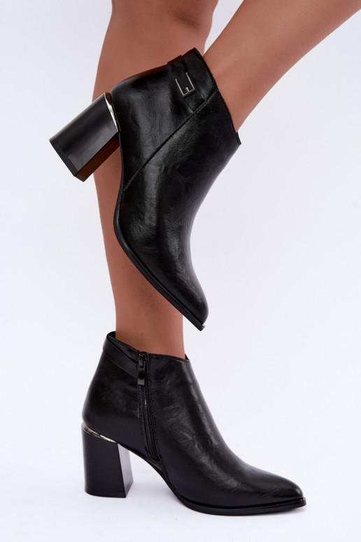 Wärmende schwarze Stiefeletten mit Absatz und dekorativen Riemen Irmelle