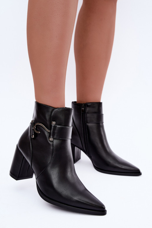 Wärmende Stiefeletten mit Absatz und Ornamenten in Schwarz Isarae