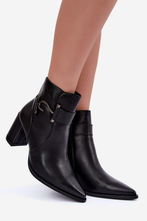 Wärmende Stiefeletten mit Absatz und Ornamenten in Schwarz Isarae