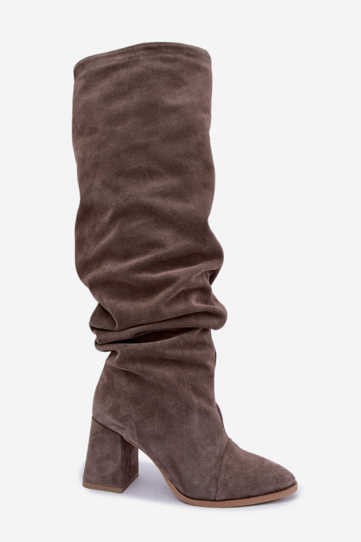 Wärmende zerknitterte kniehohe Stiefel aus Kunstveloursleder mit Absatz in Ton Zazoo 4228