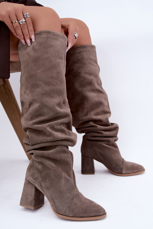 Wärmende zerknitterte kniehohe Stiefel aus Kunstveloursleder mit Absatz in Ton Zazoo 4228