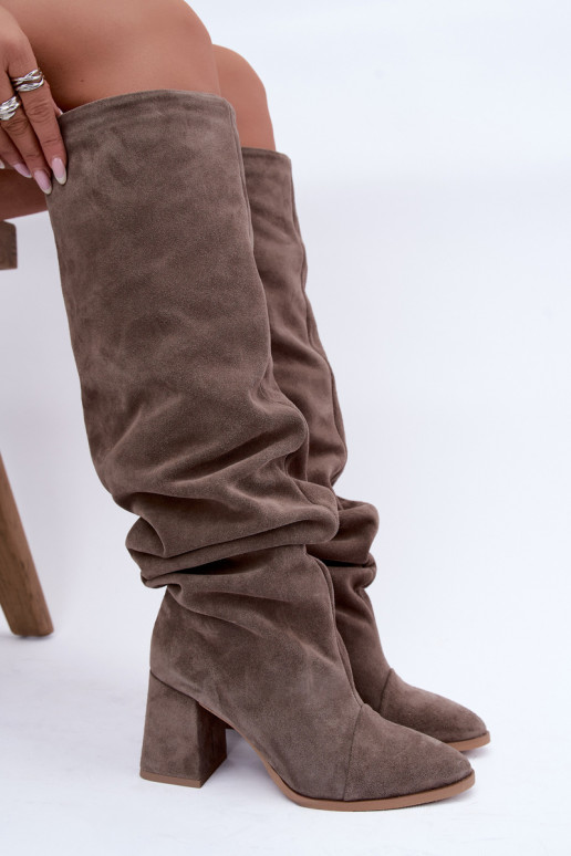 Wärmende zerknitterte kniehohe Stiefel aus Kunstveloursleder mit Absatz in Ton Zazoo 4228