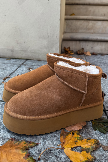 Sandfarbene Schuhe mit schwarzen Akzenten und dicker Sohle 2