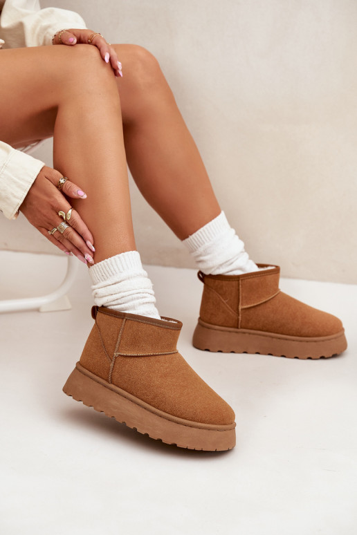 Sandfarbene Schuhe mit schwarzen Akzenten und dicker Sohle