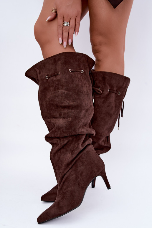 wärmende Stiefel zum Hineinschlüpfen bis zum Knie mit dünnen Absätzen und stilvollen Details in Schokoladenfarbe Tivelle