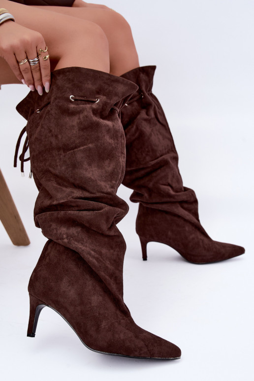 wärmende Stiefel zum Hineinschlüpfen bis zum Knie mit dünnen Absätzen und stilvollen Details in Schokoladenfarbe Tivelle