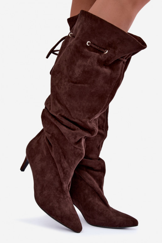 wärmende Stiefel zum Hineinschlüpfen bis zum Knie mit dünnen Absätzen und stilvollen Details in Schokoladenfarbe Tivelle
