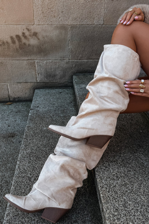 Damen Overknee-Stiefel mit gebogener Oberseite und Absätzen aus Wildleder in sandfarbener Durela
