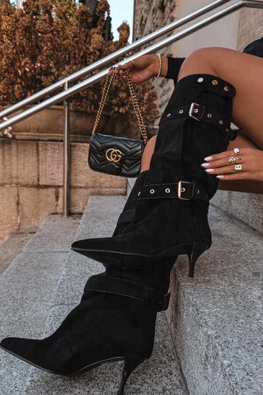 Schlüpfschuhe kniehohe Stiefel mit dünnen Absätzen und Riemen in Schwarz Isabeau