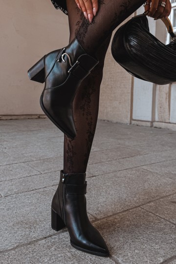 Wärmende Stiefeletten mit Absatz und Ornamenten in Schwarz Isarae