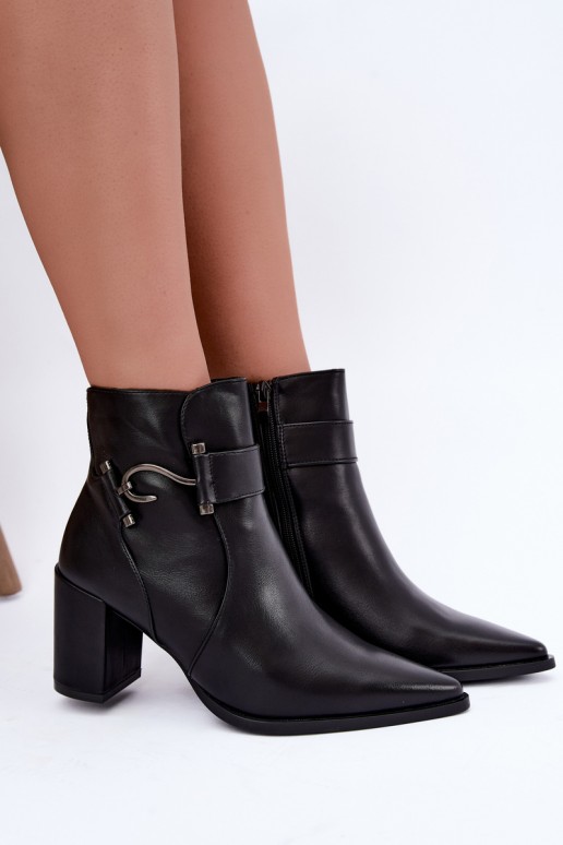 Wärmende Stiefeletten mit Absatz und Ornamenten in Schwarz Isarae