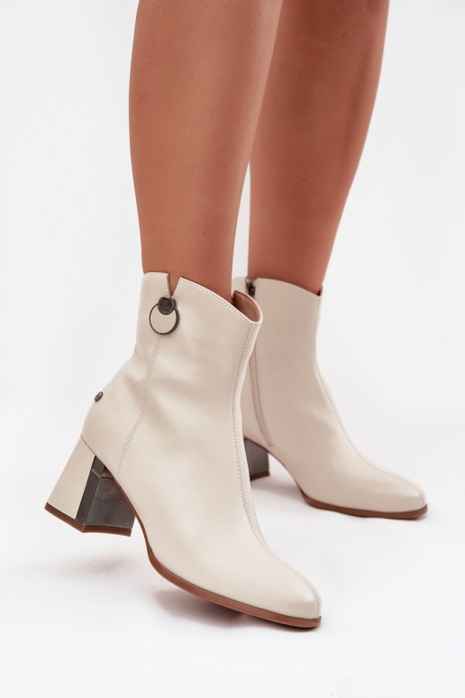 Isolierte Stiefeletten aus natürlichem Leder mit Absätzen in Sandfarbe